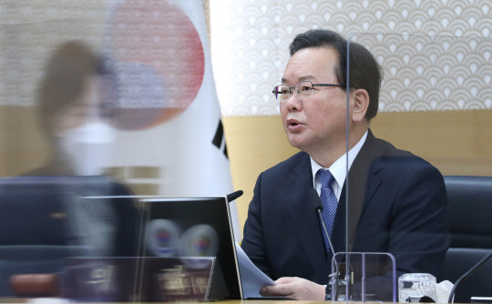 30일 김부겸 국무총리가 세종시 정부세종청사에서 서울과 영상으로 연결해 열린 국무회의에서 발언하고 있다. 연합뉴스.